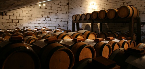 Barrels of different sizes in an acetaia